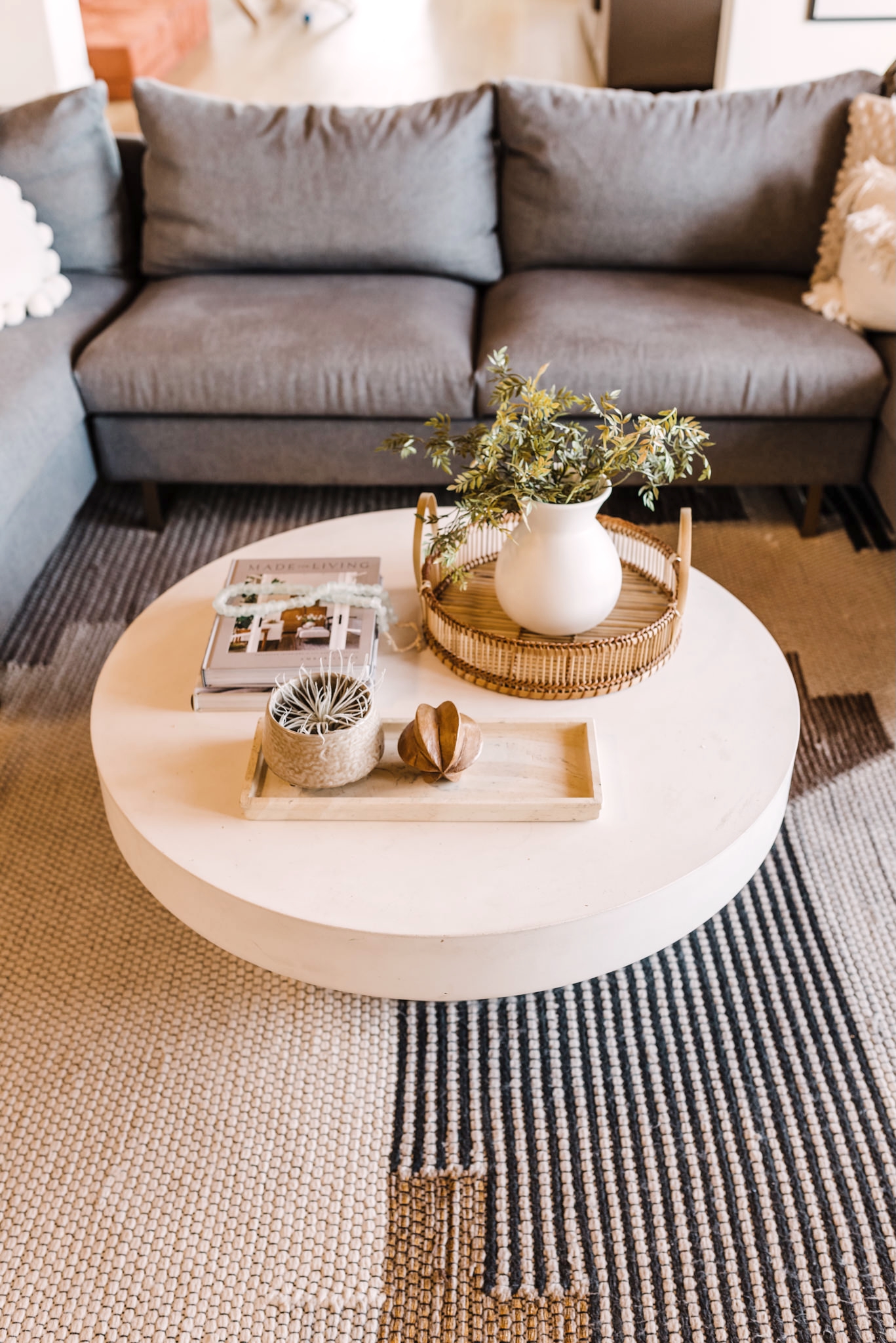 Small Table, Special Effect : Styling Tips for Creative Look!